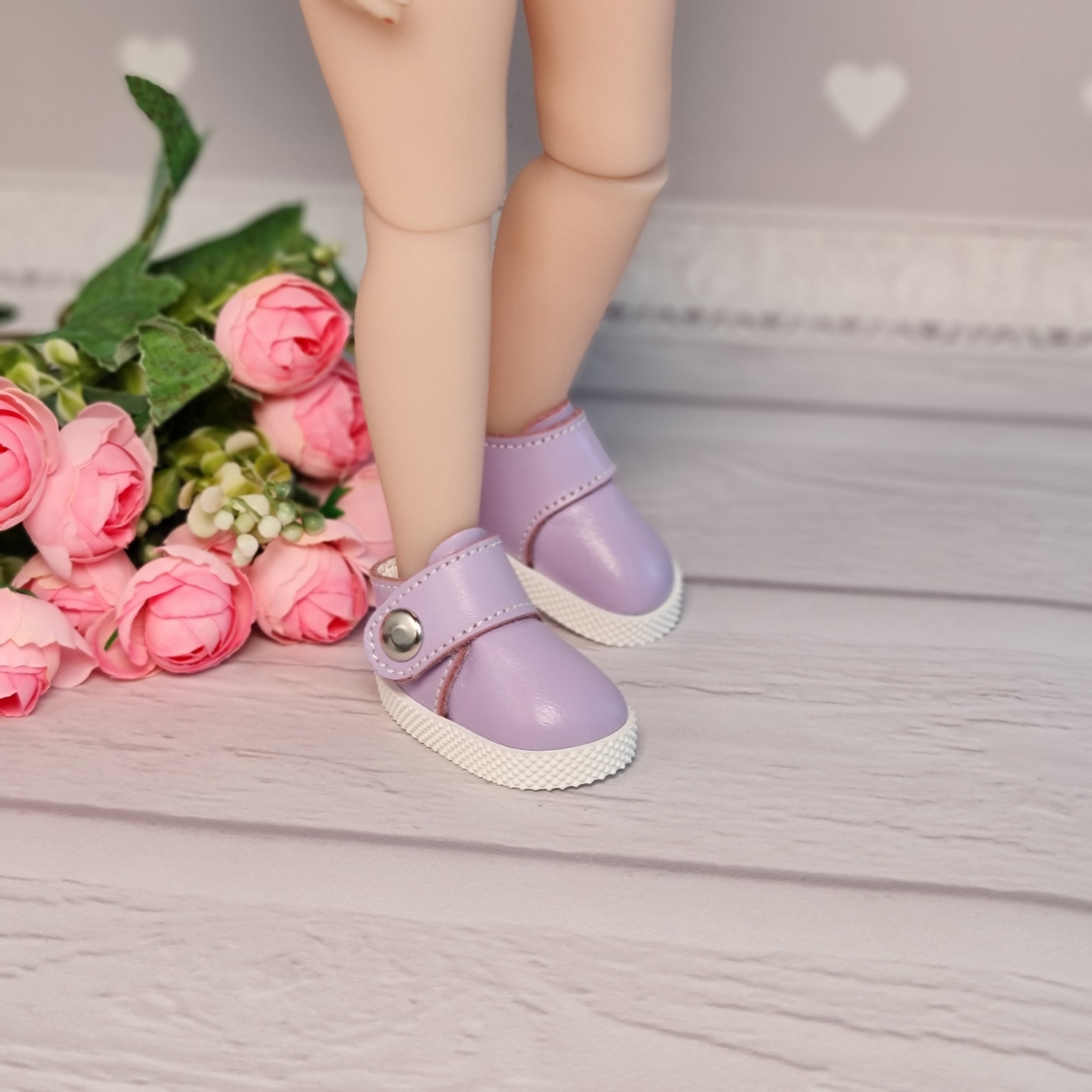 Ruby Red doll shoes. Shoes for Ruby Red Fashion Friends doll.